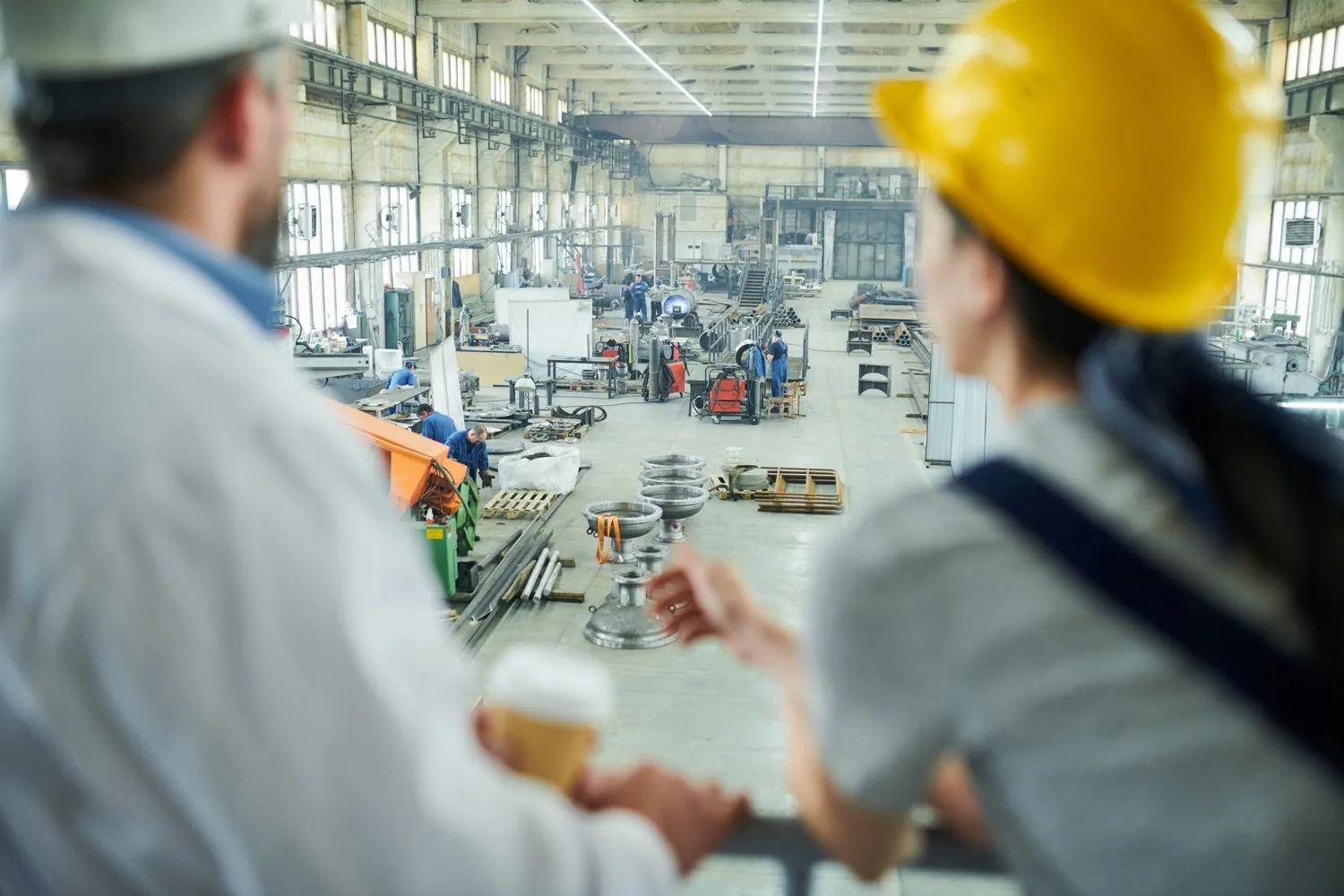 Profissionais observam condições em ambiente industrial