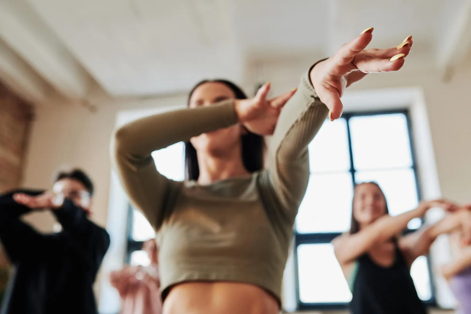 Pessoas fazem uma aula de exercícios em ambiente interno